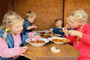 Děti obědvají v lesním klubu v Bojiště u Trutnova.